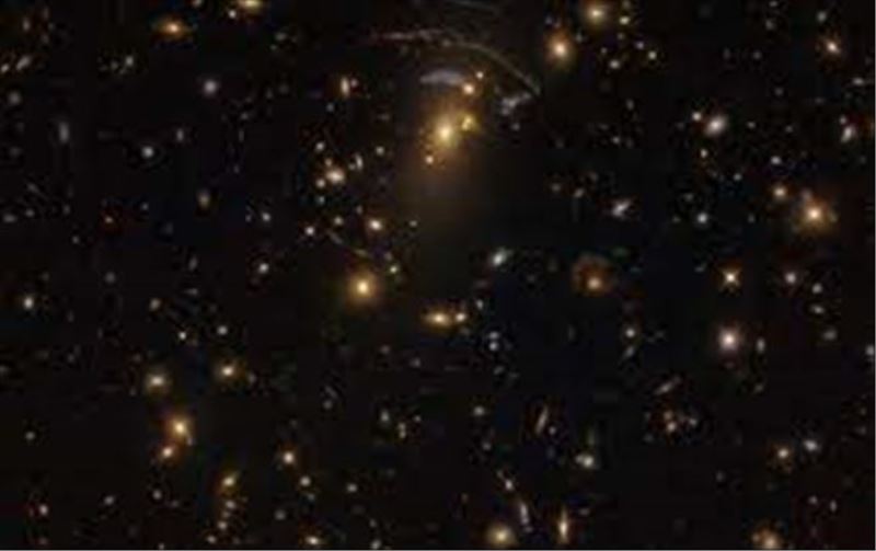 Uzay - zamanı büken ve ışığı kıran bir galaksi kümesi keşfedildi