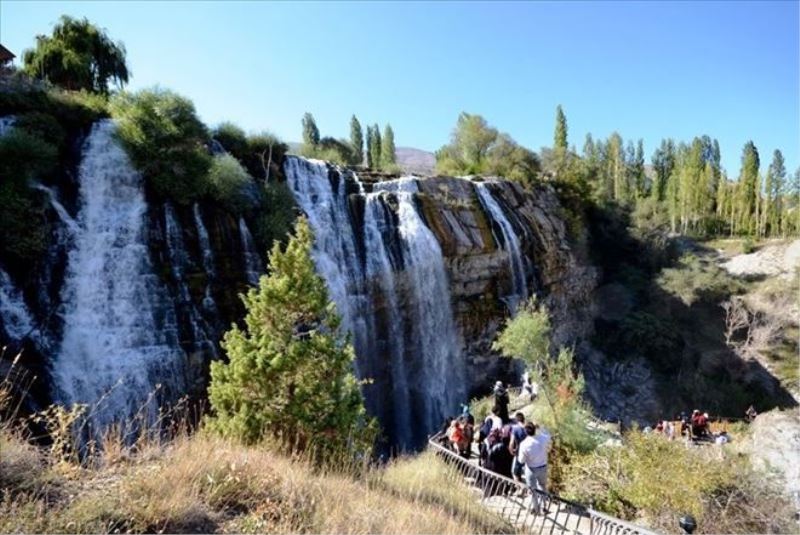 Tortum Şelalesi´ne Ziyaretçi Akını