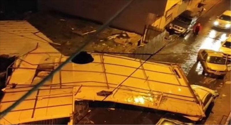 İstanbul´da fırtına: Bağcılar´da uçan çatı evin içine girdi, 1 yaralı