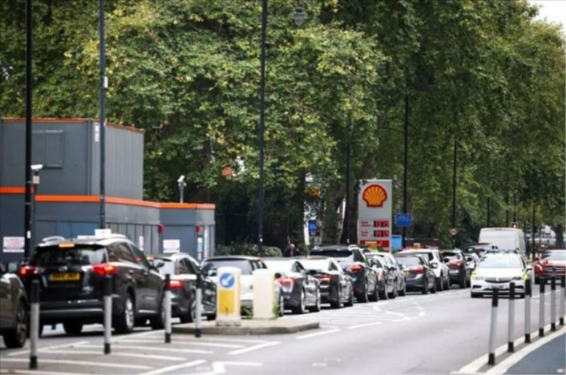 İngiltere´de petrol krizi devam ediyor: Sürücüler arasında bıçaklı kavga