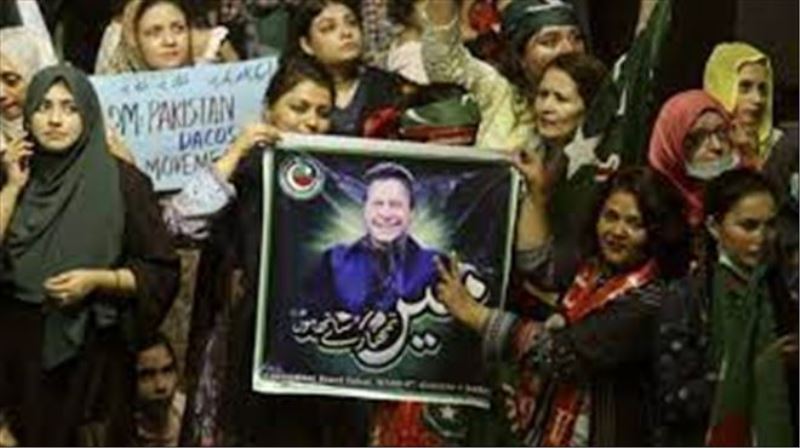 Pakistan´da halk sokağa döküldü