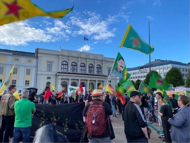 Skandal görüntüler! PKK/YPG yandaşları İsveç´te sokağa indi