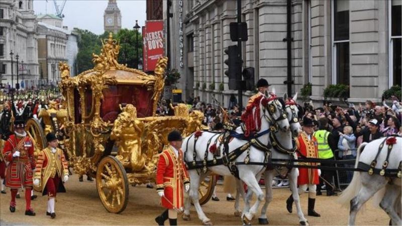 Kraliçe II. Elizabeth´in hologramı halkı selamladı
