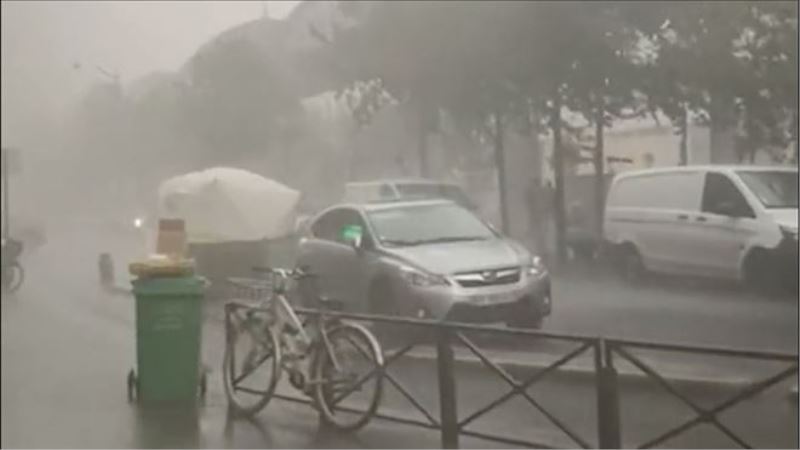 Paris´i şiddetli yağış ve fırtına vurdu
