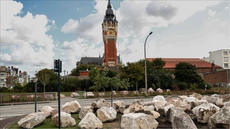 Fransa´nın Calais kentinde göçmenler kamp kurmasın diye merkezi noktalara kaya döşendi