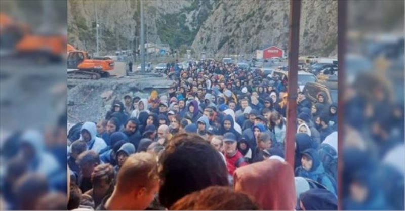 Görüntüler Rusya-Gürcistan sınırından! 20 kilometrelik kuyruk oluştu