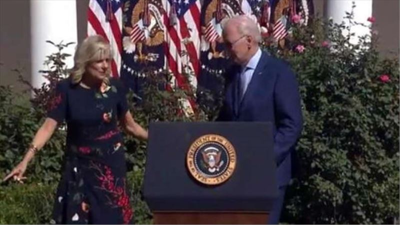 ABD Başkanı Biden kürsüde yolunu şaşırdı