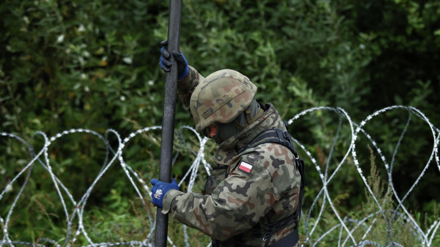 Polonya, Belarus sınırındaki asker sayısını artırarak savaş helikopteri dahil ilave güçler konuşlandırıyor